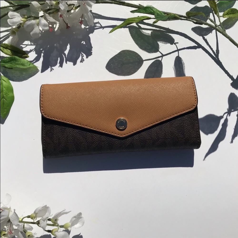 Michael Kors Carryall Wallet